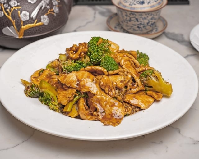 Stir-Fried Broccoli Chieckn 芥蓝鸡.